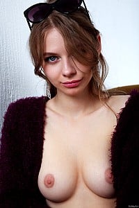 Siya - Siya eagerly spreads her smooth bare pussy
